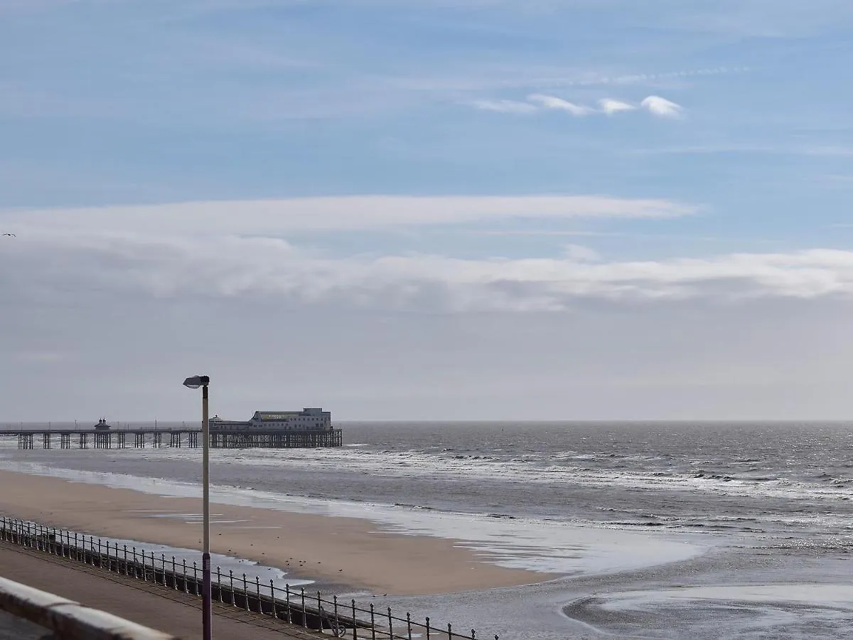 Three - Uk43701 Villa Lytham St Annes 0*,